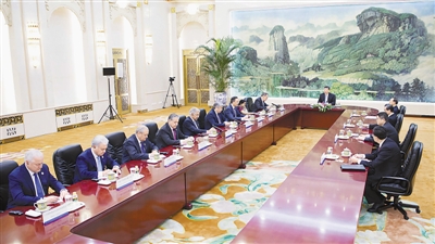 4月23日，国家主席习近平在北京人民大会堂集体会见来华出席上海合作组织成员国外长理事会会议的俄罗斯外长拉夫罗夫、印度外长斯瓦拉杰、哈萨克斯坦外长阿布德拉赫曼诺夫、吉尔吉斯斯坦外长阿布德尔达耶夫、巴基斯坦外长阿西夫、塔吉克斯坦外长阿斯洛夫、乌兹别克斯坦外长卡米洛夫、上海合作组织秘书长阿利莫夫、上海合作组织地区反恐怖机构执委会主任瑟索耶夫。 　　新华社记者 李 涛摄