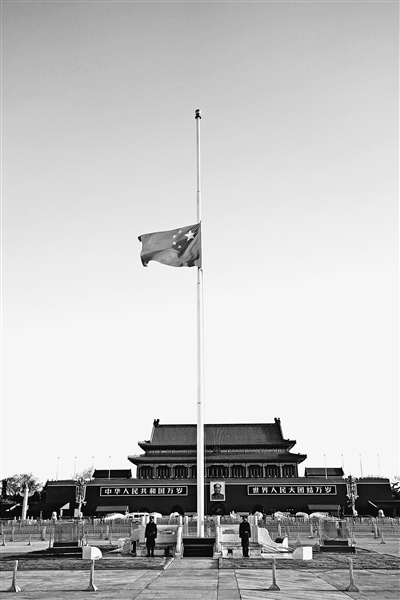 4月4日，北京天安门广场降下半旗，表达对抗击新冠肺炎疫情斗争牺牲烈士和逝世同胞的深切哀悼。 新华社记者 鞠焕宗 摄