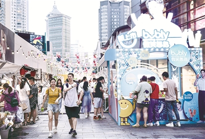 2021年7月11日，辽宁沈阳，当天是“头伏”，市民走出家门，在位于东中街的夜市游玩、休闲、购物。夜市中的非遗等文化展区吸引大量市民。（图片来源：视觉中国）