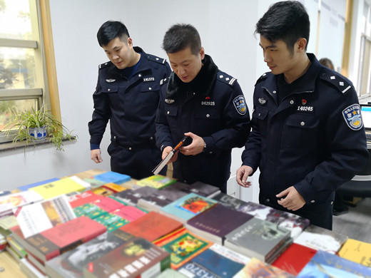 浙江绍兴公安办案人员对涉案非法出版物样品和种类进行清点整理