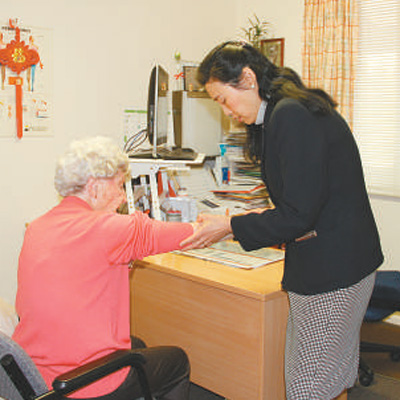 澳大利亚华裔医生刘英在为患者检查身体。 　　本报记者 李 锋摄