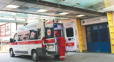 意大利罗马一家大型综合医院，这里频繁有救护车抵达运送病人。图为其中一辆刚刚运送病人抵达急诊室的急救车。 　　本报记者 韩 硕摄
