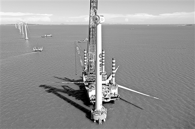 图为福建福清兴化湾二期海上风电场吊装10兆瓦海上风电机组（6月12日摄，无人机照片）。新华社记者 林善传 摄