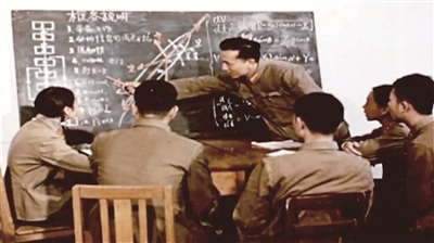 邓稼先带领团队对原子弹的物理过程进行了大量模拟计算和分析，从而迈出了中国独立研究设计核武器的第一步。图为研究人员在进行原子弹科研攻关。胥德勇 供图