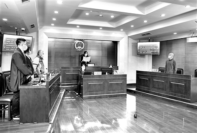 图为1月4日，北京市朝阳区人民法院适用《民法典》“自甘风险”条款审理的首例案件庭审现场。曹璐 摄