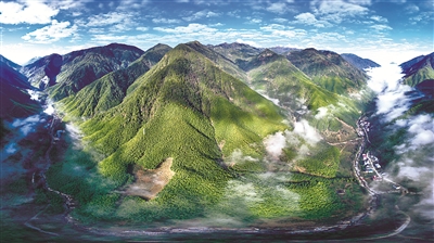 自2016年启动武夷山国家公园体制试点建设以来，武夷山国家公园践行“绿水青山就是金山银山”理念，实行最为严格的生态保护措施，为国家在集体林区、重点旅游区域建立国家公园探索出“武夷山样本”。图为武夷断裂带峡谷内云雾缭绕，村庄若隐若现。 新华社记者 姜克红 摄
