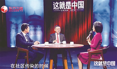 在《这就是中国》第100期节目中，张维为（中）阐述如何讲好中国故事。（视频截图）