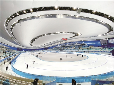 国家速滑馆“冰丝带”规模约1.2万平方米，是北京冬奥会标志性场馆。图为速度滑冰测试赛现场。（图片来源：视觉中国）