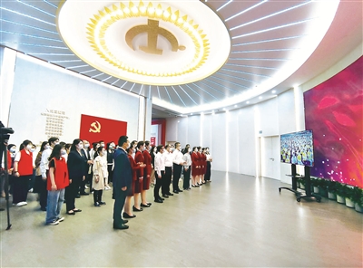 图为7月1日上午，上海中共一大纪念馆工作人员集中收看庆祝中国共产党成立100周年大会直播。姜永斌 摄