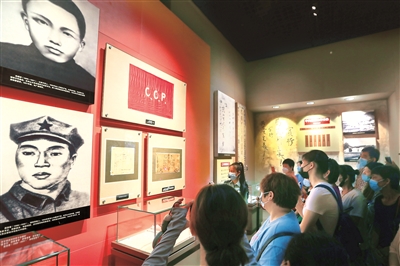 图为7月1日，游客在江西井冈山革命博物馆参观展览。刘力鑫 摄