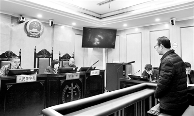 图为2019年12月23日，桐乡市人民法院开庭审理何从华受贿一案。雷思珏 摄