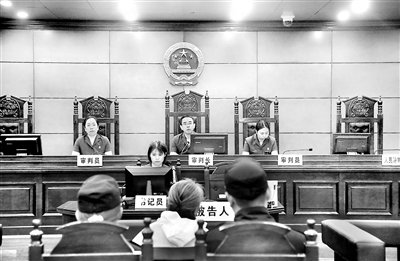 图为2020年8月24日，白雪梅案在榆林市中级人民法院公开开庭审理。班雄虎 摄
