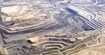 图为准能集团黑岱沟露天煤矿昔日开采作业场景，矿坑黑深、沟壑纵横。