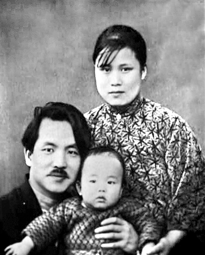 邓中夏与妻子李慧馨、孩子在莫斯科的合影
