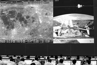 12月6日，航天科技人员在北京航天飞行控制中心指挥大厅监测嫦娥五号上升器与轨道器返回器组合体交会对接情况。 新华社记者 金立旺 摄