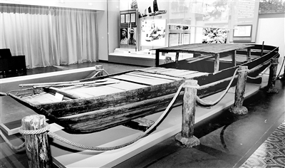 下图：人民解放军渡江战役使用的同型木船。新华社发