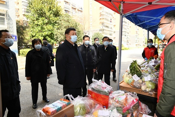 这是习近平在东湖新城社区生活物资集中配送点，详细询问社区群众生活物资采购和供应情况。 新华社记者 谢环驰 摄