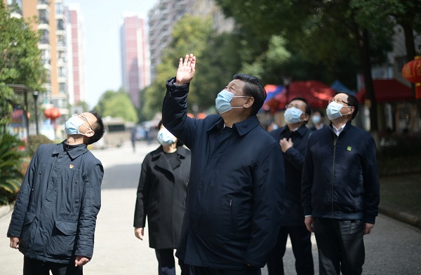 这是习近平在东湖新城社区考察时，向在家隔离居住的居民挥手致意、表示慰问。 新华社记者 谢环驰 摄