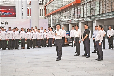 7月22日至24日，中共中央总书记、国家主席、中央军委主席习近平在吉林省考察。这是7月23日下午，习近平在长春市一汽集团研发总院，同职工代表亲切交流。 新华社记者 燕雁 摄