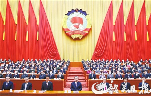 3月4日，中国人民政治协商会议第十三届全国委员会第四次会议在北京人民大会堂开幕。这是习近平、李克强、栗战书、王沪宁、赵乐际、韩正、王岐山在主席台就座，汪洋代表政协第十三届全国委员会常务委员会向大会报告工作。 新华社记者 鞠鹏 摄