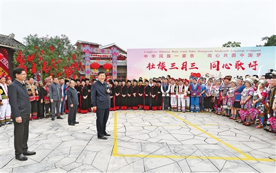 4月25日至27日，中共中央总书记、国家主席、中央军委主席习近平在广西考察。这是27日上午，习近平在南宁市广西民族博物馆外，同参加三月三“歌圩节”民族文化活动的各族群众亲切交流。  新华社记者 谢环驰 摄