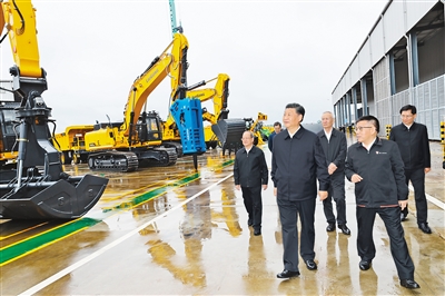 4月25日至27日，中共中央总书记、国家主席、中央军委主席习近平在广西考察。这是26日下午，习近平在广西柳工集团有限公司察看产品展示。  新华社记者 鞠鹏 摄