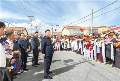 6月7日至9日，中共中央总书记、国家主席、中央军委主席习近平在青海考察。这是8日下午，习近平在海北藏族自治州刚察县沙柳河镇果洛藏贡麻村考察时，同村民们亲切交流。 新华社记者 谢环驰 摄