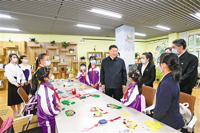 6月7日至9日，中共中央总书记、国家主席、中央军委主席习近平在青海考察。这是7日下午，习近平在西宁市城西区文汇路街道文亭巷社区阅览室，了解社区向青少年提供公益性课后托管服务情况。 新华社记者 李学仁 摄