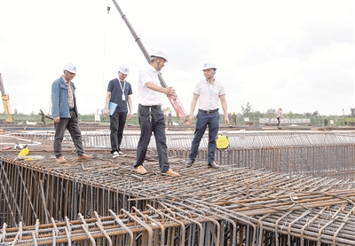 海南省海口市纪委监委紧盯土地利用、工程招投标、国土空间规划“三个领域”，坚决纠治因地生腐、坐地生财等问题，确保工程项目建设风清气正，高质量推进清廉自贸港建设。图为海口市纪检监察干部到美兰机场二期配套项目走访，强化监督检查。苏弼坤 摄