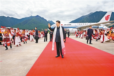 7月21日至23日，中共中央总书记、国家主席、中央军委主席习近平来到西藏，祝贺西藏和平解放70周年，看望慰问西藏各族干部群众。这是21日上午，习近平乘坐飞机抵达林芝米林机场，西藏各族干部群众载歌载舞，热烈欢迎习近平总书记的到来。新华社记者 李学仁 摄