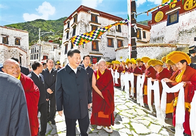 7月21日至23日，中共中央总书记、国家主席、中央军委主席习近平来到西藏，祝贺西藏和平解放70周年，看望慰问西藏各族干部群众。这是22日下午，习近平在位于拉萨西郊的哲蚌寺考察。 新华社记者 谢环驰 摄