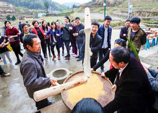 游客在神山村体验打糍粑。2017年2月26日，神山村在旅游产业带动下，人均纯收入达到了9606元，随井冈山市一道，在全国率先脱贫摘帽。