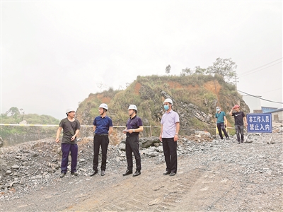 针对监察建议书提出的安全生产专项检查中存在的廉政风险，重庆市铜梁区应急管理局通过采取检查人员不定期轮岗、驻局纪检监察干部经常入企回访调查等措施认真整改。图为该局工作人员在开展矿山安全生产检查。  魏华中 摄