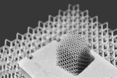 图为西安铂力特增材技术股份有限公司3D打印的“铝合金点阵结构”展品。 新华社记者 刘潇 摄