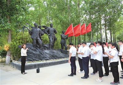 河南省开封市禹王台区纪检监察干部在兰考县焦裕禄精神体验教育基地诵读《念奴娇·追思焦裕禄》。杨精精 摄