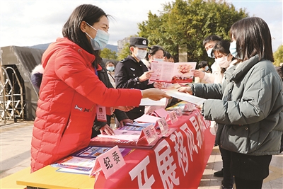 福建省纪检监察机关开展清风行动，对婚嫁陋习、天价彩礼等不良社会风气进行治理。图为该省建瓯市纪检监察干部会同有关部门开展移风易俗宣传活动。（建瓯市纪委监委供图）