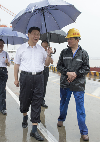 2013年7月21日至23日，习近平在湖北调研全面深化改革问题和当前经济运行情况。 21日上午，习近平冒雨来到武汉新港阳逻集装箱港区考察。