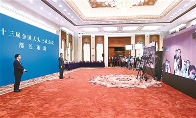 5月22日，第十三届全国人民代表大会第三次会议举行首场“部长通道”采访活动。 新华社记者 陈晔华 摄