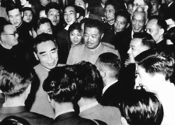 1961年，贺龙与周恩来接见参加世乒赛的各国运动员