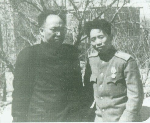 1946年3月中旬，刘亚楼（右一）邂逅在大连疗养的罗荣桓。