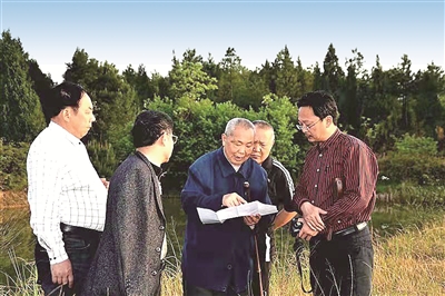 图为周永开（中）在花萼山调研植被保护。(达州市纪委监委供图)