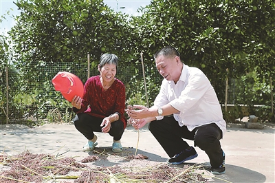 图为陈和平（右）在村民家中走访。（株洲市纪委监委供图）