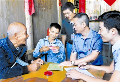 福建省南平市严查群众身边的腐败问题，困难群众领回被侵占的补助金。