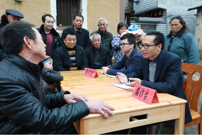 春节过后，江西省上饶市广丰区五都镇纪检干部在杉溪居举办接访活动，现场倾听群众诉求，受理群众举报，被当地群众亲切称为“家门口的信访室”。