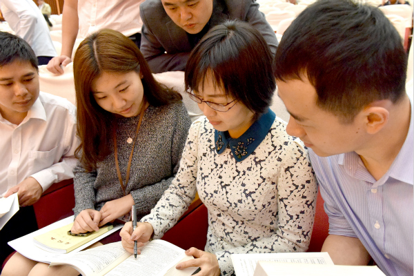 纪检干部认真学习监察法条文